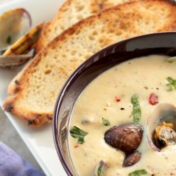 Classic New England clam chowder - Fresh clams, potatoes and bacon make this soup impossible to resist. Recipe by www.thepetitecook.com
