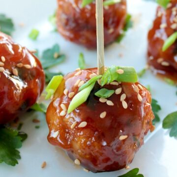 Easy and quick to make asian fish balls covered in a sweet & sour sauce - Ready in less than 20 min and perfect to please a large crowd! Recipe by The Petite Cook
