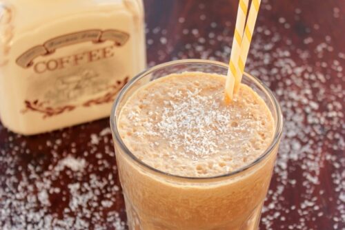 Skinny coffee milkshake - Healthy breakfast drink vegan and dairy free - recipe from www.thepetitecook.com