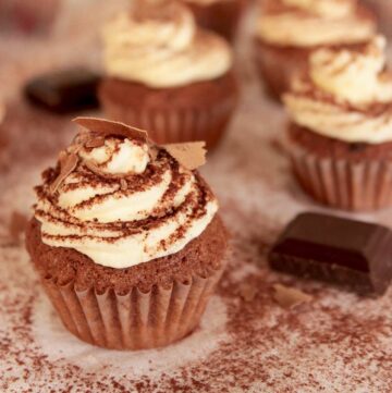 This Tiramisù Cupcakes recipe is amazingly easy to make, and it doesn't take more than 30 mins. Recipe by www.thepetitecook.com