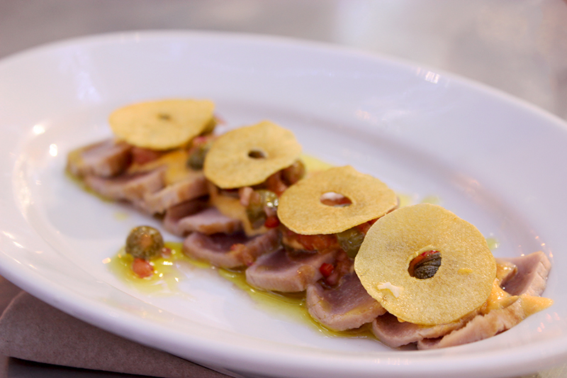 A creative Carpaccio de atun, vinagreta de alcaparras y ajo encurtido.