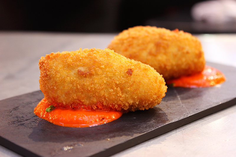 Croquetas de Bacalao con pure de Piquillos.