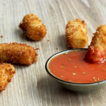 deep-fried rigatoni with marinara sauce - www.thepetitecook.com