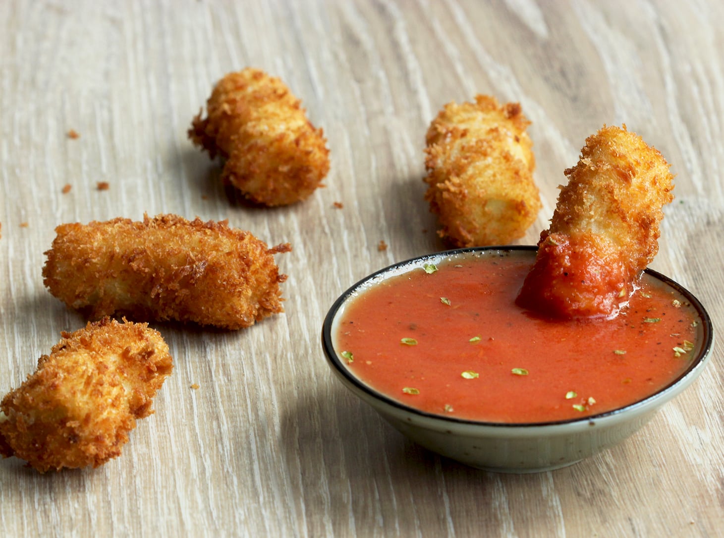 deep-fried pasta rigatoni with marinara sauce 