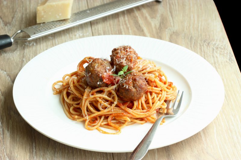 Light spaghetti with meatballs - recipe by www.thepetitecook.com