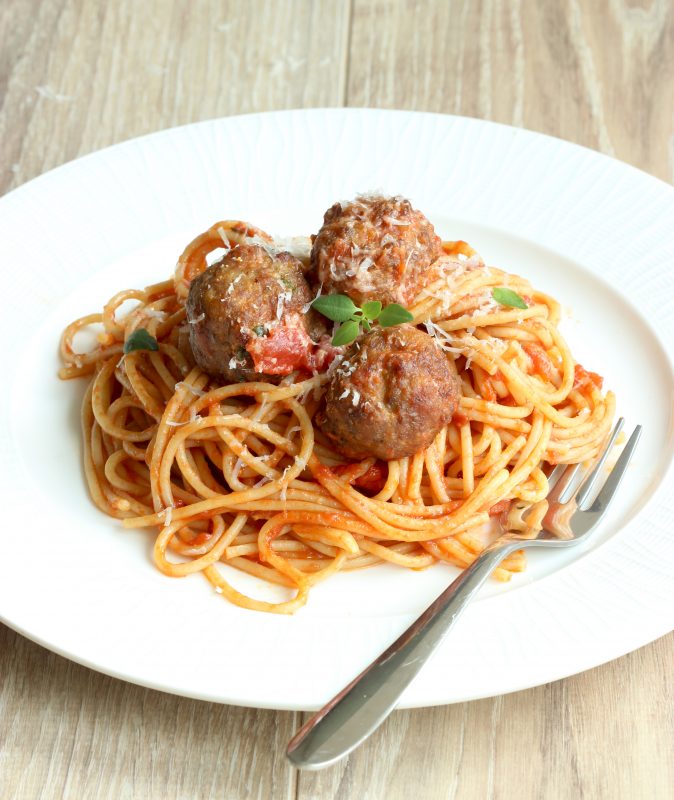 Light spaghetti with meatballs - recipe by www.thepetitecook.com