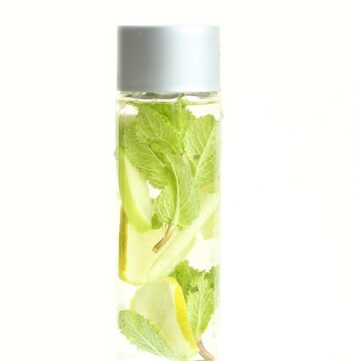 Apple detox water www.thepetitecook.com