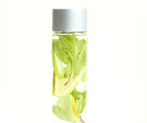 Apple detox water www.thepetitecook.com