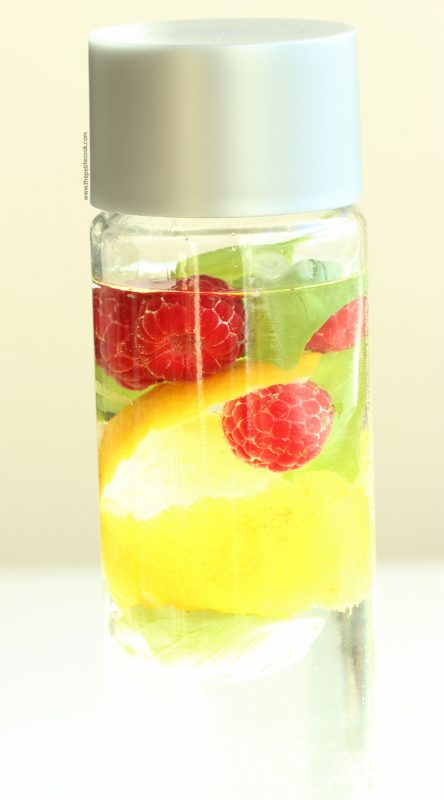 Raspberry and Lemon Detox Water - healthy recipes by www.thepetitecook.com