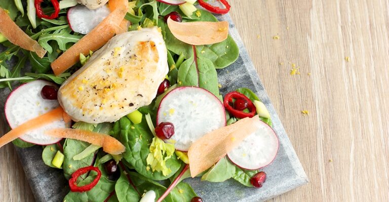 Thai chicken power salad - Healthy, gluten free, easy and quick, great for lunch! www.thepetitecook.com