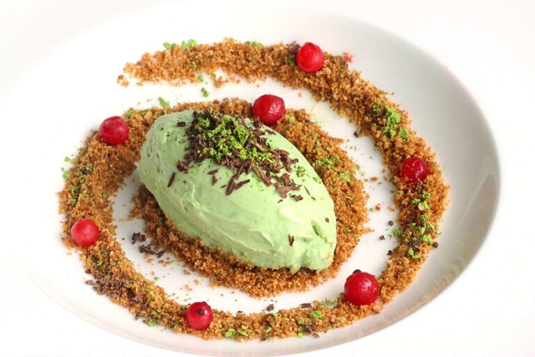 Light Matcha Tea Ricotta Cheesecake with Almond Crumble - www.thepetitecook.com