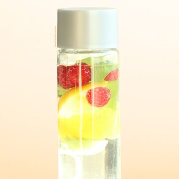 Raspberry and Lemon Detox Water - healthy recipes by www.thepetitecook.com