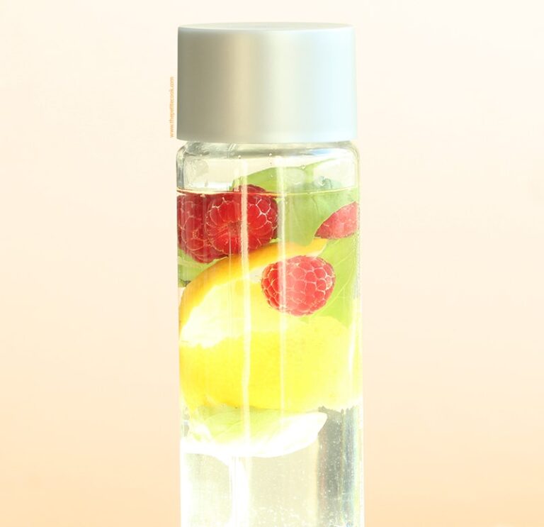 Raspberry and Lemon Detox Water - healthy recipes by www.thepetitecook.com