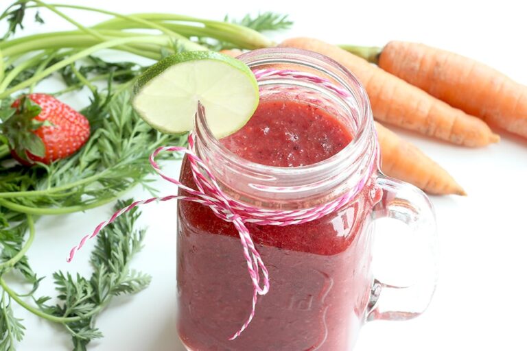 vitamin packed morning smoothie - apple carrot strawberry lime - recipe www.thepetitecook.com