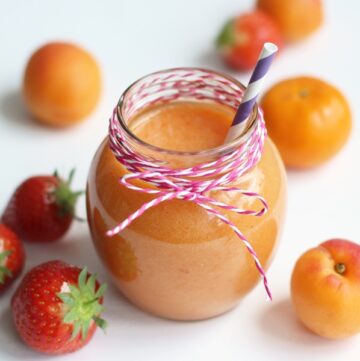 Orange Power Smoothie - Kick off the day with plenty of good nutritions with this vitamin-packed orange smoothie! Vegan - dairy free - sugar free #recipe by www.thepetitecook.com