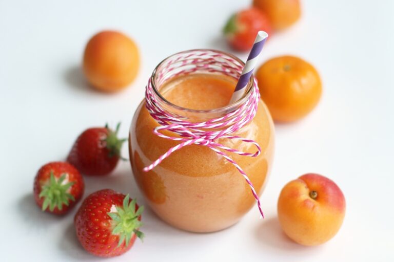 Orange Power Smoothie - Kick off the day with plenty of good nutritions with this vitamin-packed orange smoothie! Vegan - dairy free - sugar free #recipe by www.thepetitecook.com