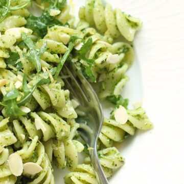 This pasta with rocket pesto recipe is ready in 15 min and completely vegetarian, a tasty choice for a quick spring-perfect meatless Monday lunch! recipe by www.thepetitecook.com