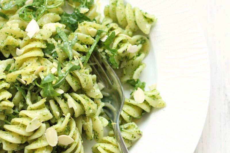 This pasta with rocket pesto recipe is ready in 15 min and completely vegetarian, a tasty choice for a quick spring-perfect meatless Monday lunch! recipe by www.thepetitecook.com