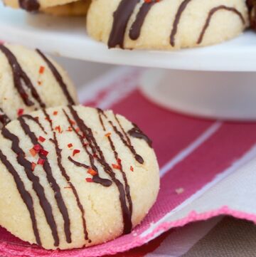 Vegan Orange and chocolate shortbread cookies - gluten free and dairy free dessert recipe by www.thepetitecook.com