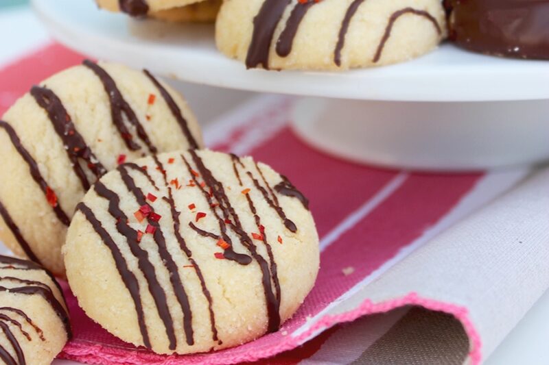 Vegan Orange and chocolate shortbread cookies - gluten free and dairy free dessert recipe by www.thepetitecook.com