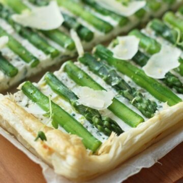 Asparagus tart with fresh herbs - Light, refreshing and aromatic, this tart makes a stunning appetizer for brunch, lunch and dinner! Healthy, quick homemade recipe by The Petite Cook