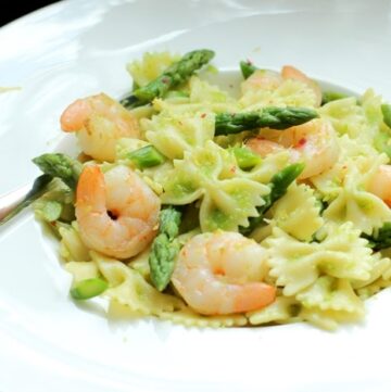 Fresh, light farfalle pasta with prawn and asparagus make Summer cooking effortlessly easy and quick! - Summer Pasta Salad recipe by The Petite Cook