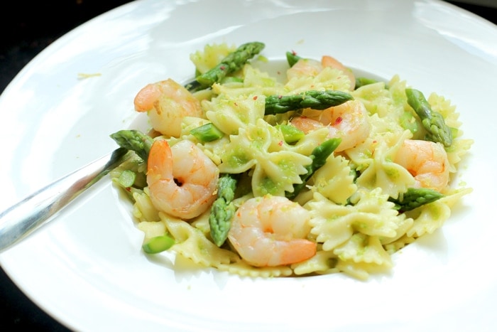 Fresh, light farfalle pasta with prawn and asparagus make Summer cooking effortlessly easy and quick! - Summer Pasta Salad recipe by The Petite Cook