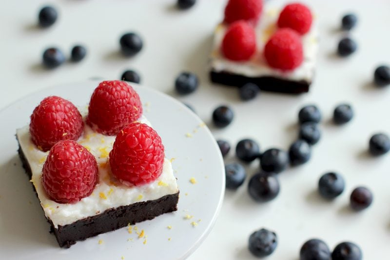 This 4th of July Brownie Tart is a quick, healthy and delicious dessert to celebrate in the most patriotic way, but it's perfect to enjoy all-year-long! Healthy low fat gluten free recipe by The Petite Cook