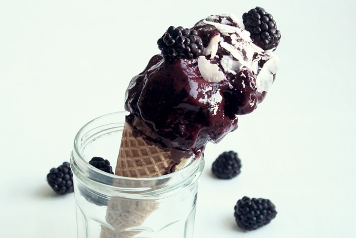 This smart 2-ingredient blackberry ice cream makes a fantastic dessert anytime of the day. Dairy-free, vegan and sugar-free, it's perfect to make everyone happy!