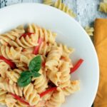 Fusilli with roasted red pepper pesto are easy to make, ready in 15 min and packed with vibrant italian summer flavours!