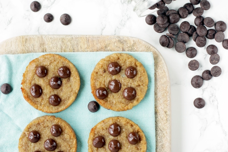 3-Ingredients Chocolate Chips Cookies - These genius cookies are ready in 15 mins and with natural ingredients only! Gluten-free and dairy-free