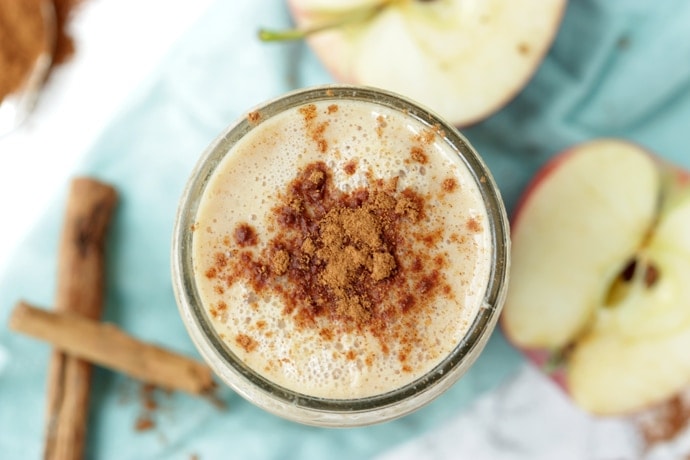 This Vegan Apple Pie Smoothie tastes just like apple pie, but it's made with healthy ingredients, it's naturally sweet and gluten-free! Recipe from www.thepetitecook.com