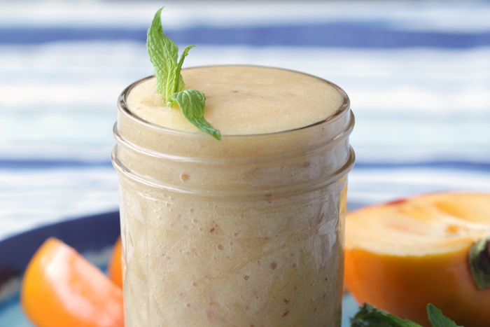 This vegan Apple and Persimmon smoothie is an amazing breakfast treat for busy fall days! And indulgent drink, but absolutely healthy and 100% vegan!