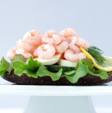 This swedish prawn sandwich is a total must-try for seafood lovers - Healthy, packed with fresh flavors and super quick to make! Recipe from www.thepetitecook.com