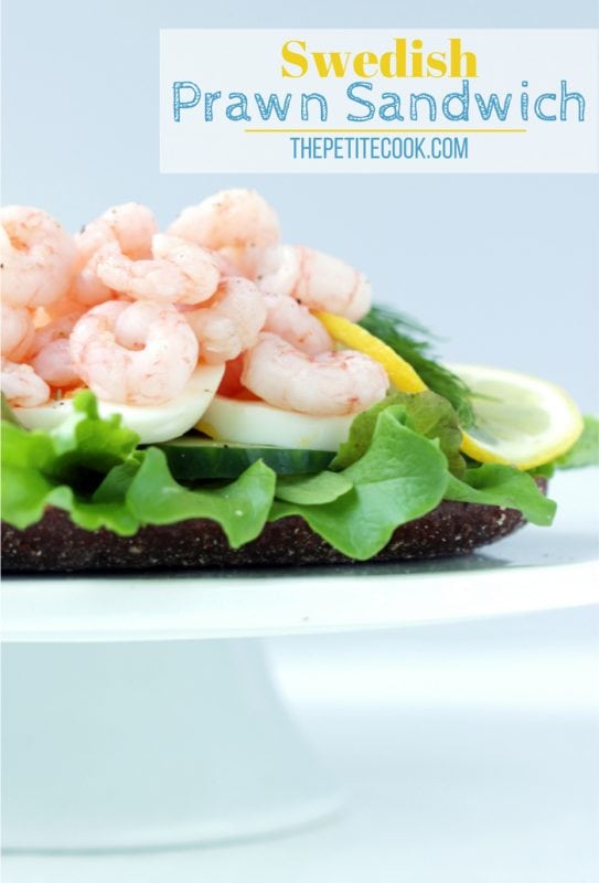 This swedish prawn sandwich is a total must-try for seafood lovers - Healthy, packed with fresh flavors and super quick to make! Recipe from www.thepetitecook.com