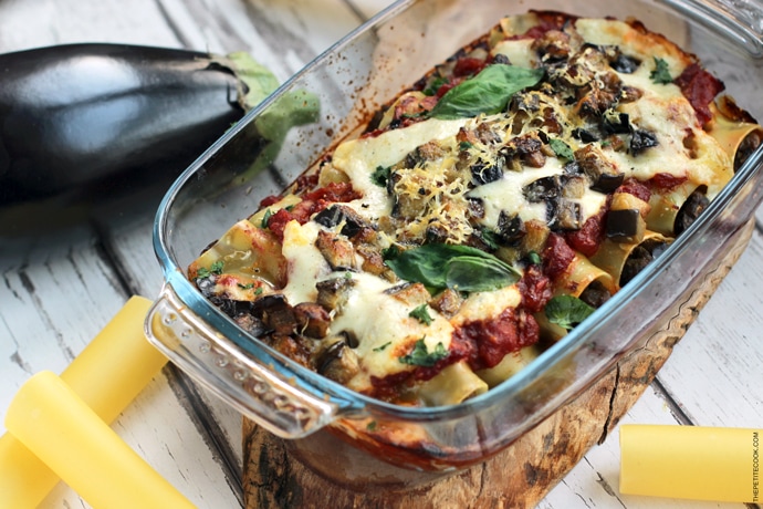 This vegetarian roasted eggplant cannelloni make a wonderfully comforting fall dish. Ready in only 40 mins and made with fresh simple ingredients. Recipe from www.thepetitecook.com