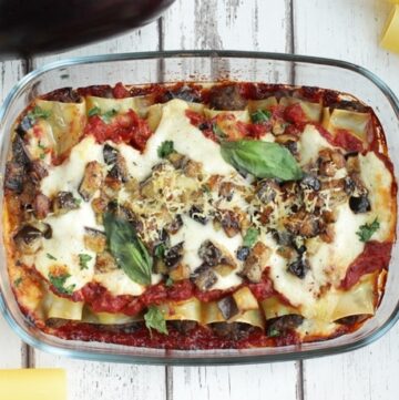 This vegetarian roasted eggplant cannelloni make a wonderfully comforting fall dish. Ready in only 40 mins and made with fresh simple ingredients. Recipe from www.thepetitecook.com