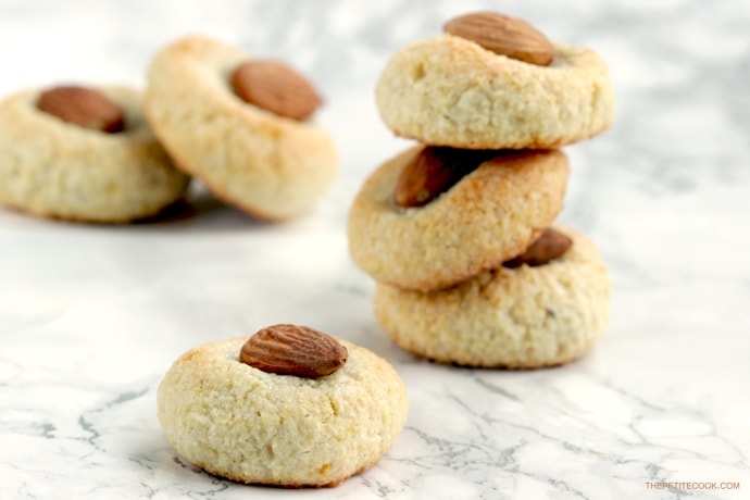 Traditional Maltese Almond Cookies - Sweet, aromatic, naturally gluten-free and dairy-free, all you need 5 ingredients and 20 mins! Recipe by www.thepetitecook.com