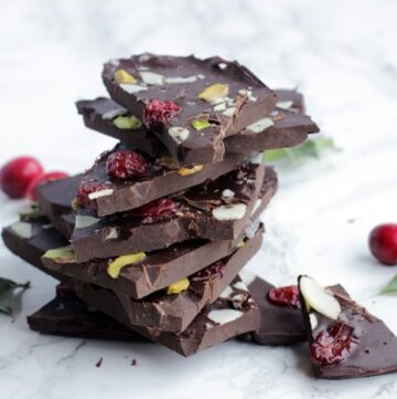 How to Make Christmas Chocolate Bark, featuring festive dried cranberries, pistachios, and almond flake - A great #Christmas treat and a super cute homemade gift! Recipe from www.thepetitecook.com