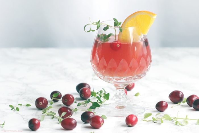 This Cranberry and Orange Vodka Cocktail is the perfect holiday drink to share with friends and family at your next party!? Recipe from www.thepetitecook.com