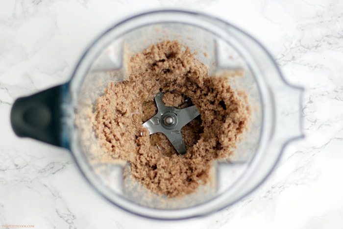 Homemade Almond Butter - Healthy, natural and made with just 1 ingredients and 15 mins of your time - Use this awesome vegan butter for toasts, cakes, pancakes or in smoothies ! Recipe from www.thepetitecook.com