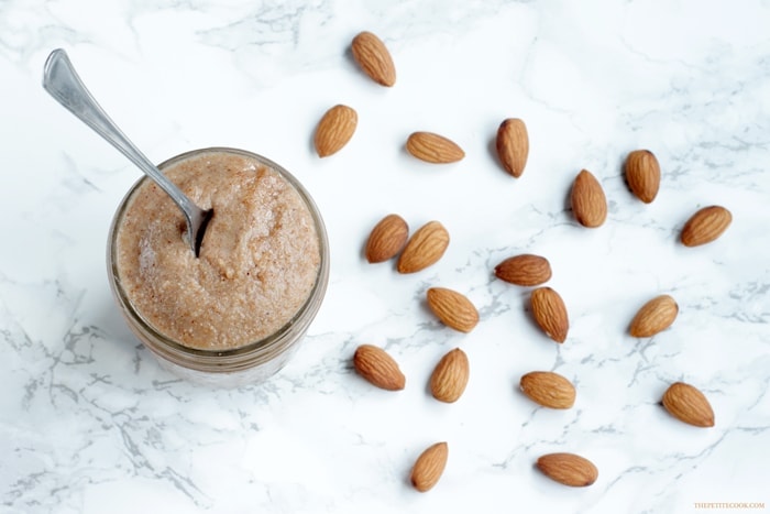 Homemade Almond Butter - Healthy, natural and made with just 1 ingredients and 15 mins of your time - Use this awesome vegan butter for toasts, cakes, pancakes or in smoothies ! Recipe from www.thepetitecook.com