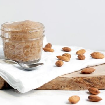 Homemade Almond Butter - Healthy, natural and made with just 1 ingredients and 15 mins of your time - Use this awesome vegan butter for toasts, cakes, pancakes or in smoothies ! Recipe from www.thepetitecook.com