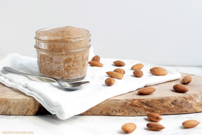 Homemade Almond Butter - Healthy, natural and made with just 1 ingredients and 15 mins of your time - Use this awesome vegan butter for toasts, cakes, pancakes or in smoothies ! Recipe from www.thepetitecook.com