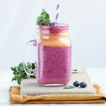 This Carrot Berry Smoothie is an amazing breakfast treat to start a busy winter day. It's sweet, delicious and SO refreshing, you'll be really looking forward to drink it! Recipe from www.thepetitecook.com