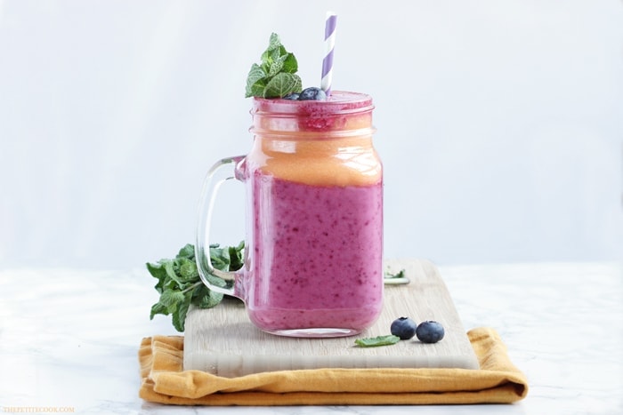 This Carrot Berry Smoothie is an amazing breakfast treat to start a busy winter day. It's sweet, delicious and SO refreshing, you'll be really looking forward to drink it! Recipe from www.thepetitecook.com