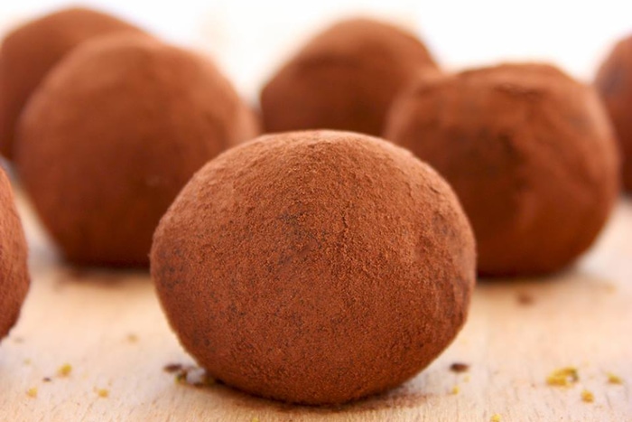 These Superfood-Packed Vegan Truffles are made with only 2 ingredients! Plus, they're awesomely healthy, vegan and gluten-free! Recipe by www.thepetitecook.com