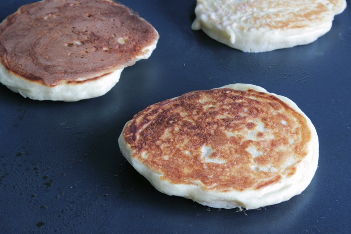 This Basic Buttermilk Pancakes recipe will help you recreate a weekend favorite in less than 10 minutes! Recipe from www.thepetitecook.com