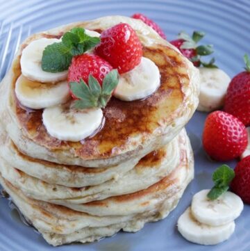 This Basic Buttermilk Pancakes recipe will help you recreate a weekend favorite in less than 10 minutes! Recipe from www.thepetitecook.com