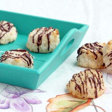 Crunchy on the outside and soft and chewy within, a good coconut macaroon is impossible to resist. Plus, these easy Coconut Macaroons only take 20 min to make! Recipe from www.thepetitecook.com